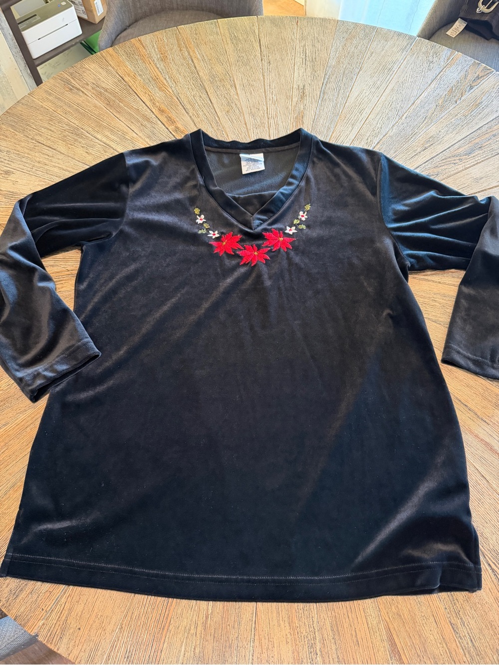 Bobbie Brooks Woman 14/16W Black Velour Christmas Top Embroidered Poinsettias